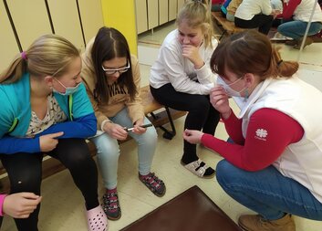 Domácí zdravotní péče prezentovala Oblastní charitu na základní škole v Žamberku. 