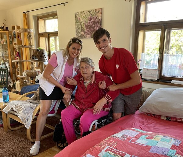 Podpora při přesunu z lůžka na vozík a zpět